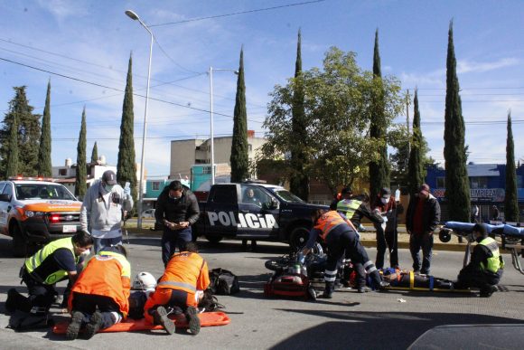 (FOTOS Y VIDEO) Motocicleta choca contra patrulla de tránsito municipal