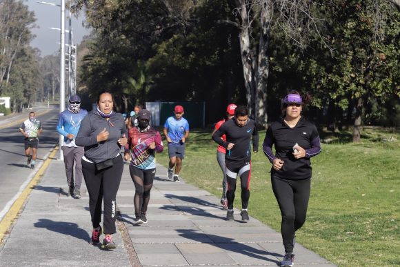 (FOTOS Y VIDEO) Personas salen a correr como parte de sus propósitos de Año Nuevo