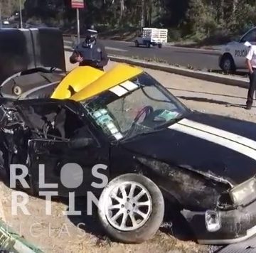 (VIDEO) Derrapa vehículo y choca contra poste de alumbrado en el Periférico