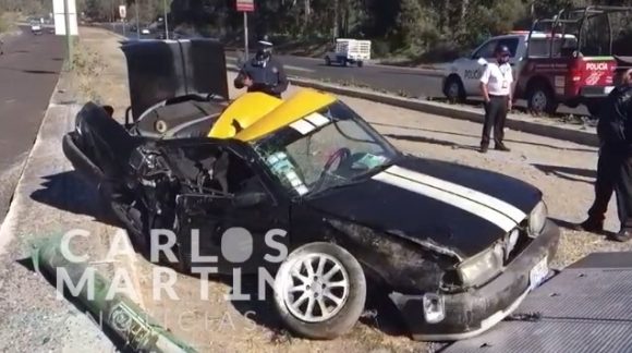 (VIDEO) Derrapa vehículo y choca contra poste de alumbrado en el Periférico