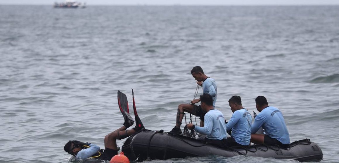 Encuentran avión con 62 personas que se precipitó al mar en Indonesia
