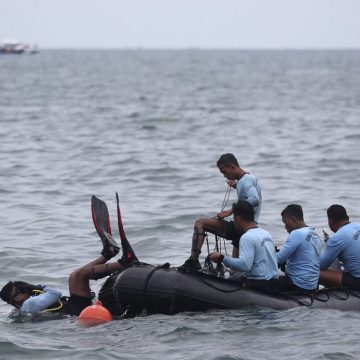 Encuentran avión con 62 personas que se precipitó al mar en Indonesia