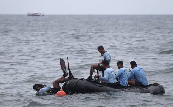 Encuentran avión con 62 personas que se precipitó al mar en Indonesia