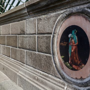 (FOTOS Y VIDEO) Se colocan calcomanías en la Catedral de Puebla