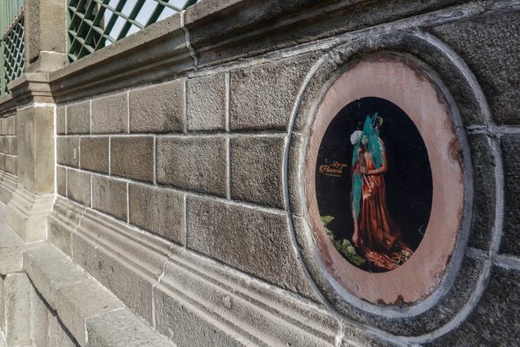 (FOTOS Y VIDEO) Se colocan calcomanías en la Catedral de Puebla