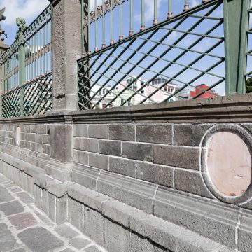 (FOTOS Y VIDEO) Retiran calcomanías de artista poblana en catedral