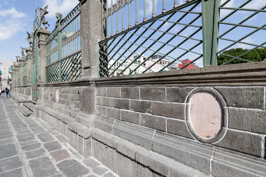 catedral-medallones-449428 (FOTOS Y VIDEO) Retiran calcomanías de artista poblana en catedral