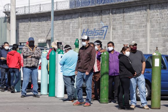 (FOTOS Y VIDEO) Decenas de personas en espera de conseguir una carga de oxígeno