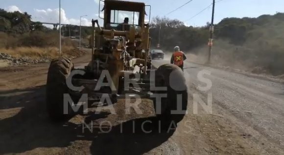 (VIDEO) Laboran trabajadores en la pavimentación del bulevar Clavijero