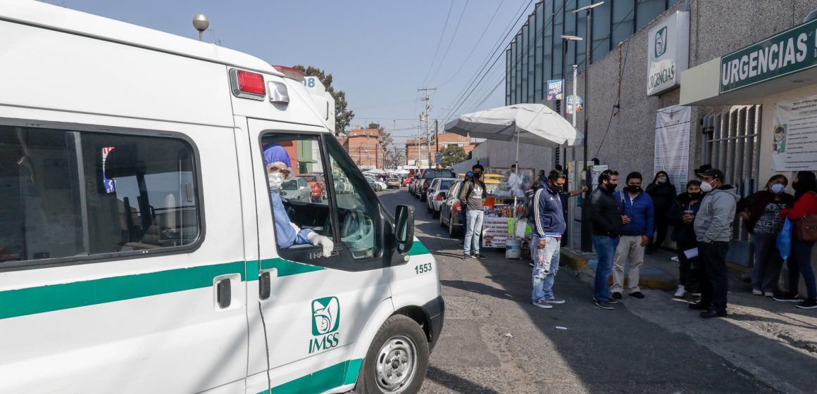 (VIDEO) Ingreso constante de ambulancias al área de urgencias del Hospital IMSS La Margarita