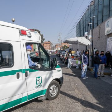 (VIDEO) Ingreso constante de ambulancias al área de urgencias del Hospital IMSS La Margarita