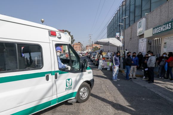 (VIDEO) Ingreso constante de ambulancias al área de urgencias del Hospital IMSS La Margarita