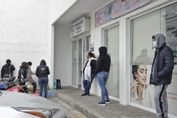 (FOTOS Y VIDEO) Fila en farmacia que realiza pruebas rápidas de COVID-19