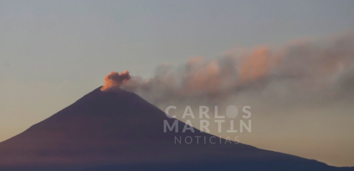 Lanza fumarola el volcán Popocatépetl al atardecer