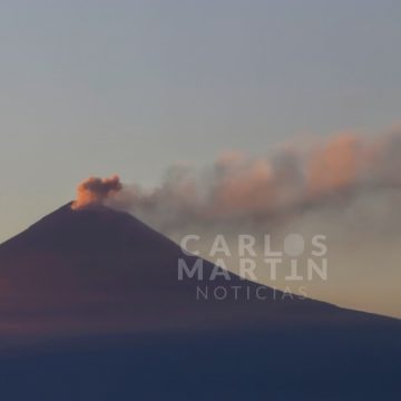 Lanza fumarola el volcán Popocatépetl al atardecer
