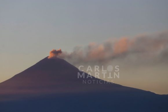 Lanza fumarola el volcán Popocatépetl al atardecer