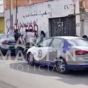 (VIDEO) Hallan cadáver de un hombre dentro de un vehículo en la Junta Auxiliar de San Pablo Xochimehuacán
