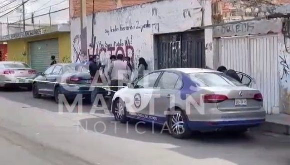 (VIDEO) Hallan cadáver de un hombre dentro de un vehículo en la Junta Auxiliar de San Pablo Xochimehuacán