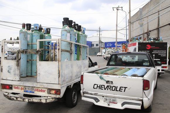 (FOTOS Y VIDEO) Filas para conseguir oxígeno para enfermos de Covid-19