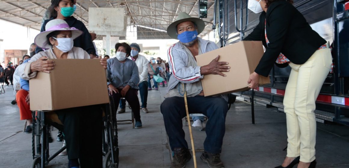 (FOTOS) Reparte SEDIF paquetes alimentarios a habitantes de Xochitlán Todos Santos