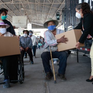 (FOTOS) Reparte SEDIF paquetes alimentarios a habitantes de Xochitlán Todos Santos