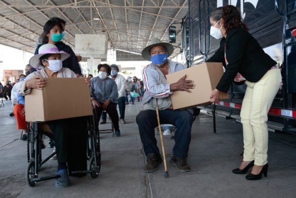 (FOTOS) Reparte SEDIF paquetes alimentarios a habitantes de Xochitlán Todos Santos