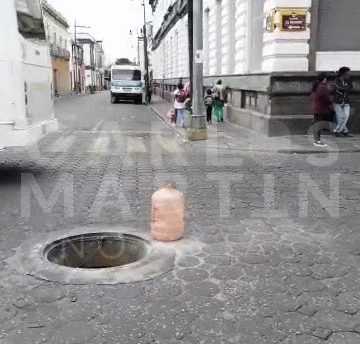 (VIDEO) Colocan garrafón para advertir sobre registro sin tapa de CFE