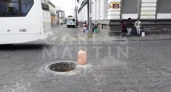 (VIDEO) Colocan garrafón para advertir sobre registro sin tapa de CFE