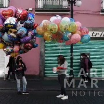 (VIDEO) Venta de globos biodegradables para los Reyes Magos sobre avenida Reforma