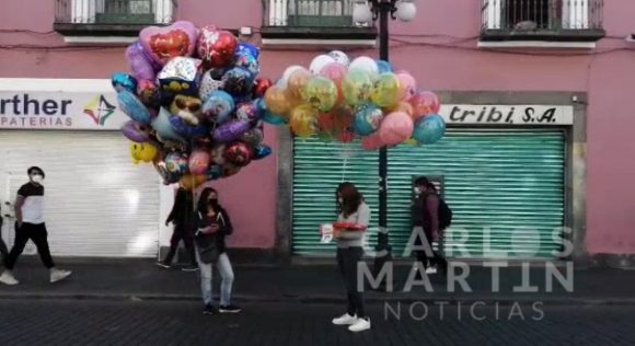 (VIDEO) Venta de globos biodegradables para los Reyes Magos sobre avenida Reforma