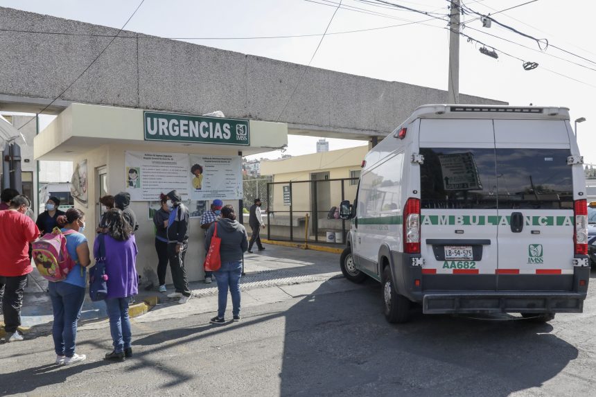 IMSS . LA MARGARITA (VIDEO) Decenas de familiares esperan informes de pacientes con COVID-19 en La Margarita