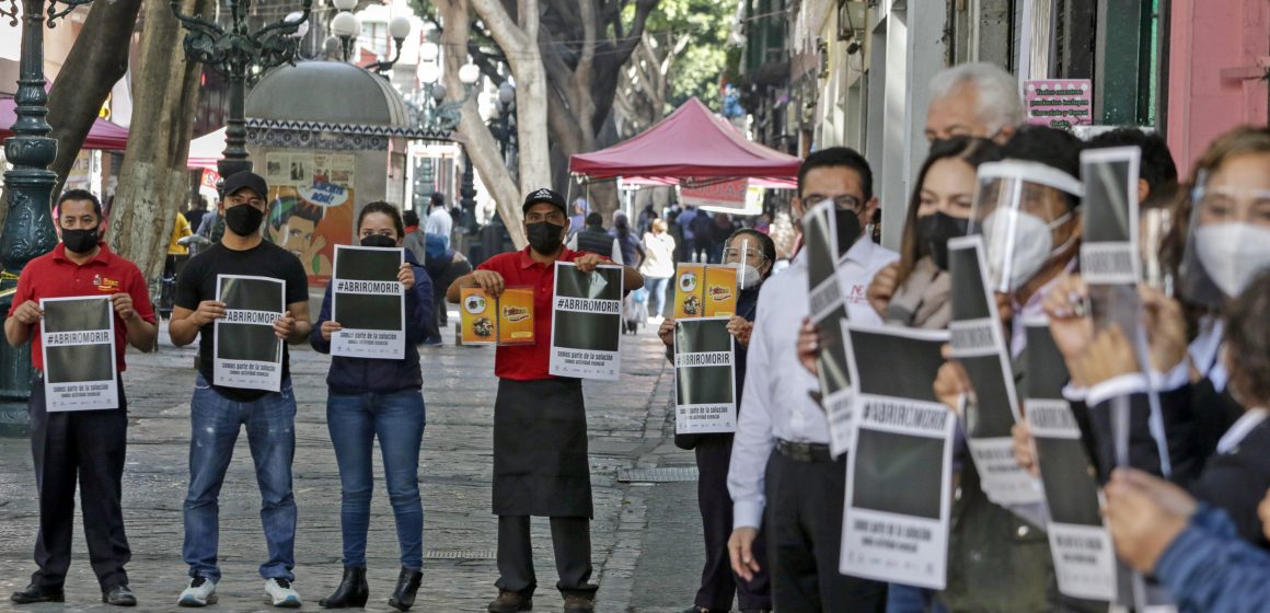 (FOTOS Y VIDEOS) Con silbatazos, comerciantes piden reaperturar sus negocios para no morir.