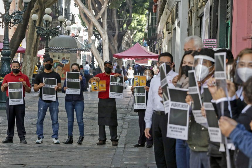 (FOTOS Y VIDEOS) Con silbatazos, comerciantes piden reaperturar sus negocios para no morir.