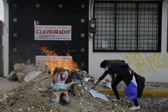 (FOTOS Y VIDEO) Queman pirotecnia militantes del PAN frente a las oficinas estatales de su partido