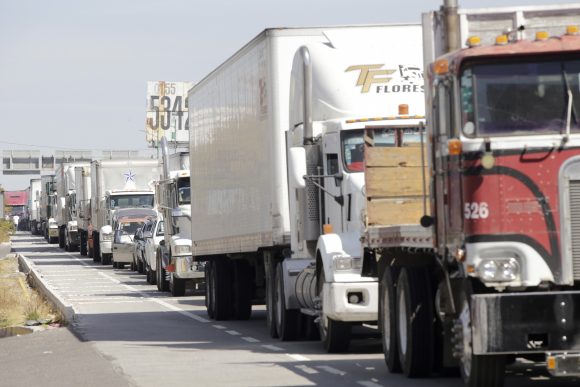 ¡Alerta! Bloqueo en la autopista México-Puebla este lunes; transportistas exigen mayor seguridad 