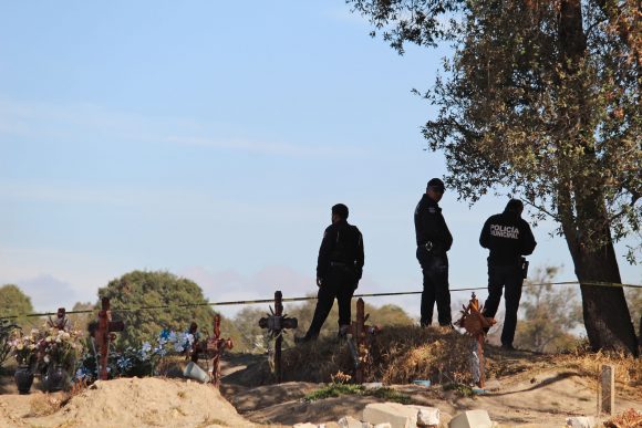 (FOTOS Y VIDEO) Dejan un cadáver embolsado en las inmediaciones del panteón de San Sebastián de Aparicio