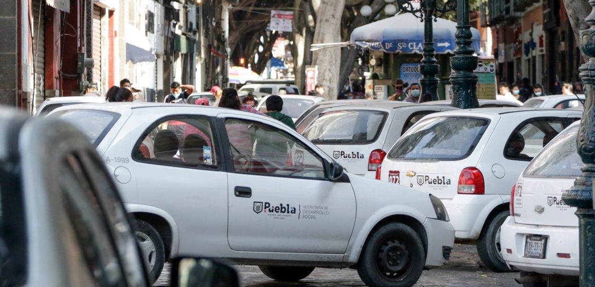 (VIDEO Y FOTOS) Estacionan coches del Ayuntamiento sobre el corredor 5 de Mayo