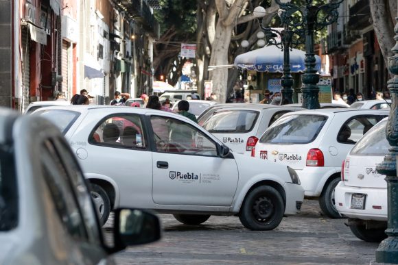 (VIDEO Y FOTOS) Estacionan coches del Ayuntamiento sobre el corredor 5 de Mayo