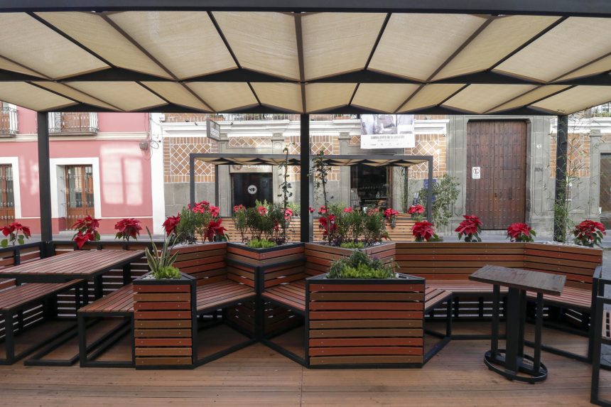 PARKLETS (VIDEO) Claudia Rivera recorre los parklets instalados en el Centro Histórico