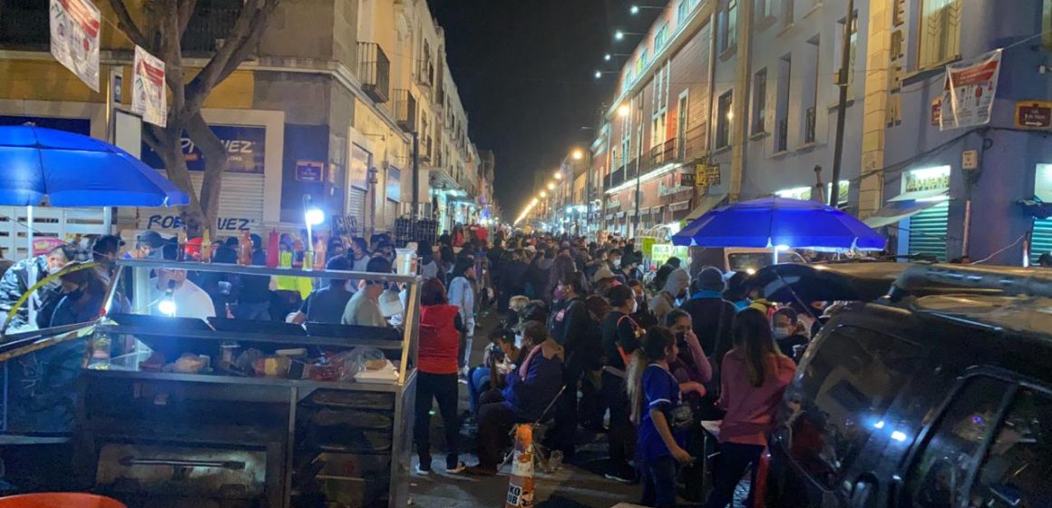 (FOTOS) Ambulantes se apoderan del centro en la noche de Reyes