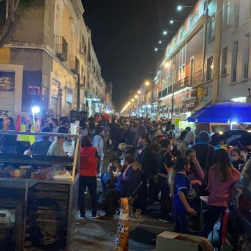 (FOTOS) Ambulantes se apoderan del centro en la noche de Reyes