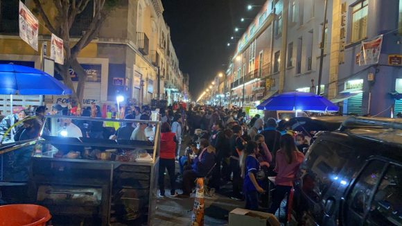 (FOTOS) Ambulantes se apoderan del centro en la noche de Reyes