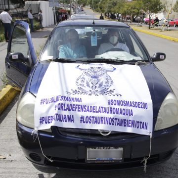 (FOTOS Y VIDEO) Salen en caravana en defensa de la tauromaquia en Puebla