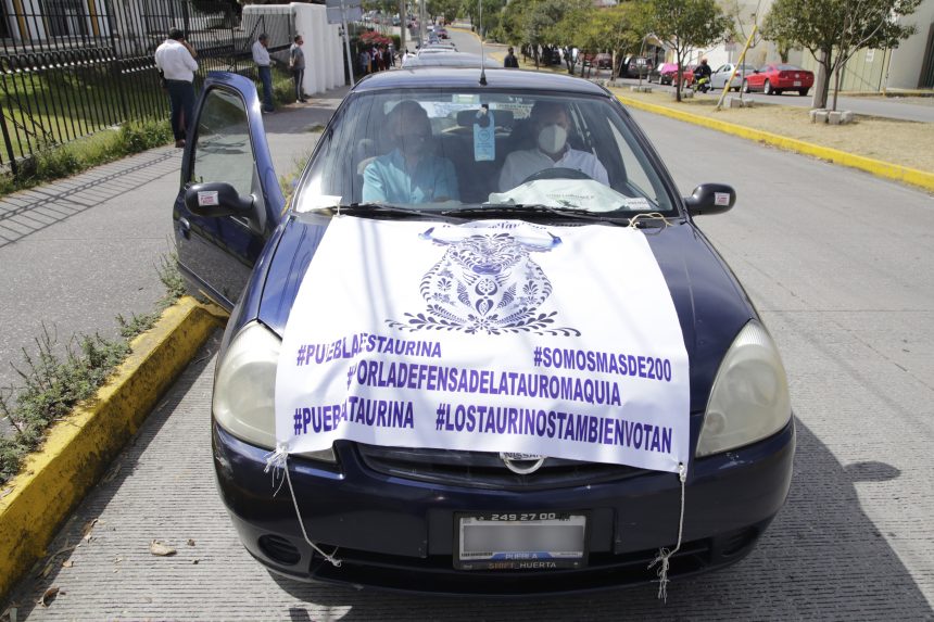 (FOTOS Y VIDEO) Salen en caravana en defensa de la tauromaquia en Puebla