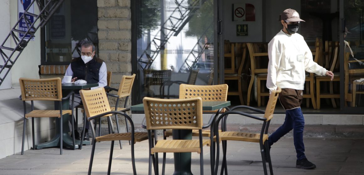 (FOTOS Y VIDEO) Ofrecen servicio de mesa en terrazas en restaurantes
