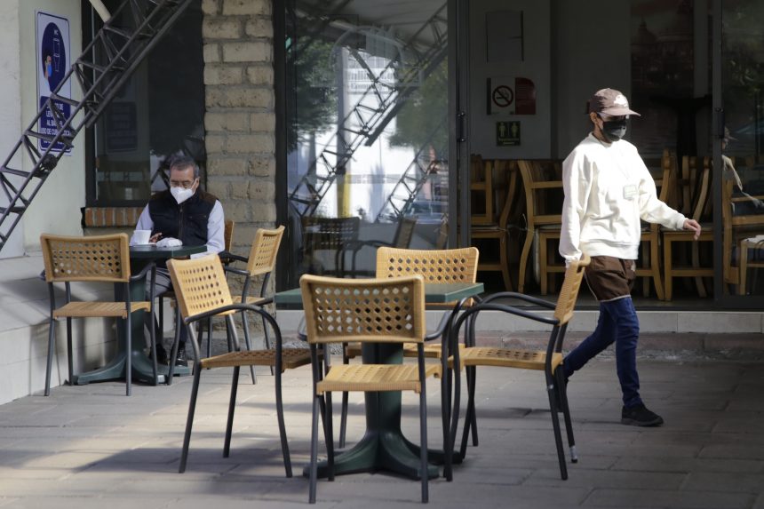 (FOTOS Y VIDEO) Ofrecen servicio de mesa en terrazas en restaurantes