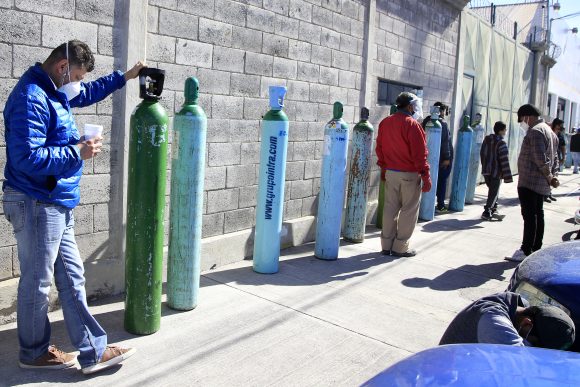 (FOTOS Y VIDEO)Con filas de al menos 4 horas, los poblanos buscan llevar sus tanques de oxígeno