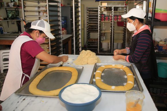 (FOTOS Y VIDEO) Elaboran rosca de reyes panaderías de la ciudad