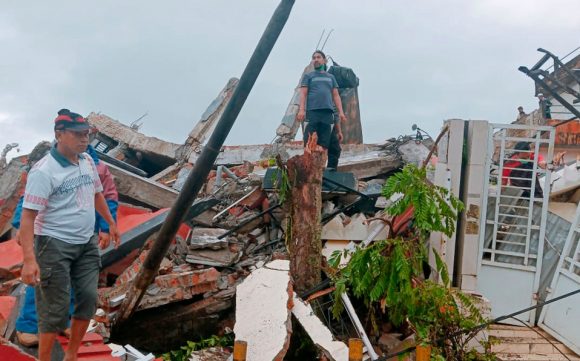 Sismo en la isla de Célebes en Indonesia deja al menos 42 muertos y más de 600 heridos