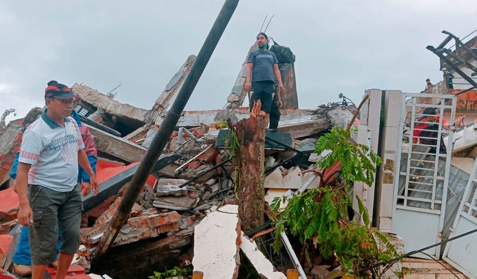 Sismo en la isla de Célebes en Indonesia deja al menos 42 muertos y más de 600 heridos